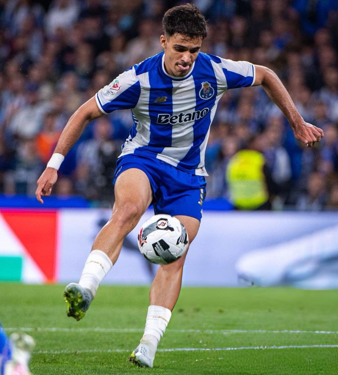 Mordeu a língua? Não me digam que também quis agredir... a bola! 😂