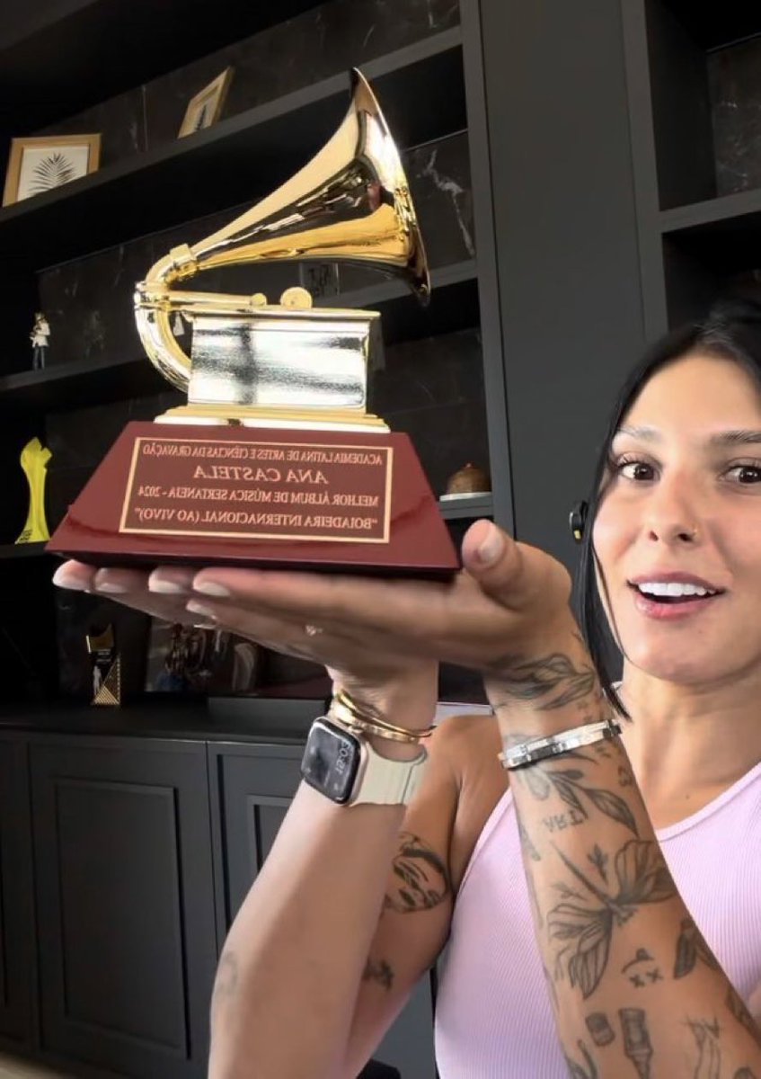 e o grammyzinho dela finalmente nas mãos dela 🥹