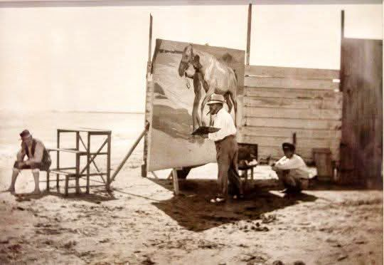 València, any 1909. Platja del Cabanyal. S'hi observa al pintor Joaquin Sorolla pintant al natural el quadre  "El baño del caballo" (Fotografía de Juan Antonio Esparza.
Museo Sorolla).
