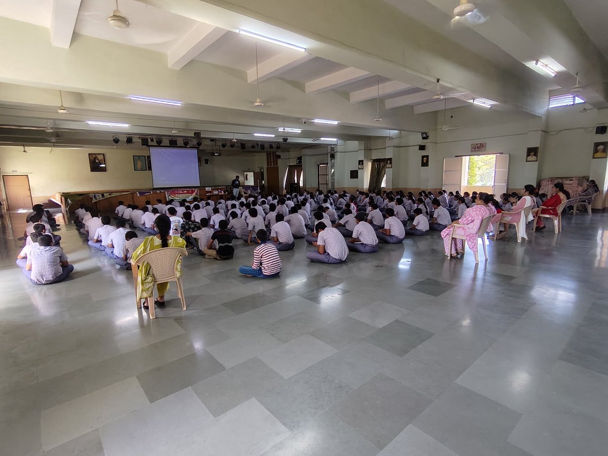 iplab_bhavnagar's tweet photo. ૨૪ એપ્રિલ, ૨૦૨૬ ફાતિમા કોન્વેન્ટ હાઈસ્કૂલ, ભાવનગરમાં IP ઇનોવેશન લેબના વર્કશોપનો બીજો દિવસ ઉત્સાહપૂર્વક સંપન્ન થયો. વિદ્યાર્થીઓએ Expert Talk દ્વારા IP Innovation Awareness, 3D Printer અને Digital Microscope જેવા આધુનિક વિષયોની ઊંડાણપૂર્વક સમજ મેળવી.💡#Innovation #ScienceWorkshop https://t.co/nlA9hpfQQX