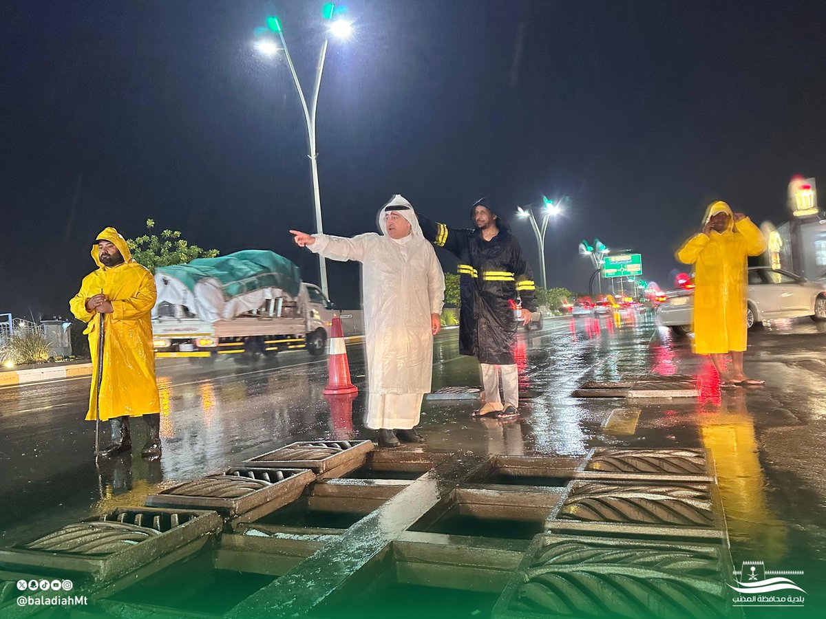 بمتابعة ميدانية مباشرة يقف سعادة رئيس #بلدية_محافظة_المذنب د / عبدالمحسن العمار على أعمال فرق الطوارئ والسيول ،
مطلعًا على جاهزية المعدات وكفاءة الاستجابة لمعالجة تجمعات مياه الأمطار.
مؤكدًا على تسخير كافة الإمكانات لضمان سلامة الجميع وانسيابية الحركة.
#المذنب
#أمانة_منطقة_القصيم