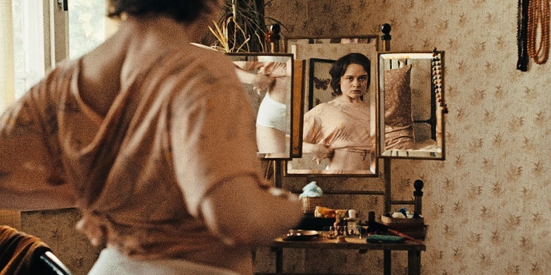 themoviewaffler's tweet image. "It isn't a ghost story, but it's very much a story of a haunting."

SOUND OF FALLING is on UK/ROI VOD and MUBI UK now.

Read @hilliseric's review at themoviewaffler.com/2026/02/sound-…

#SoundOfFalling #WorldCinema #MUBI #film #movies