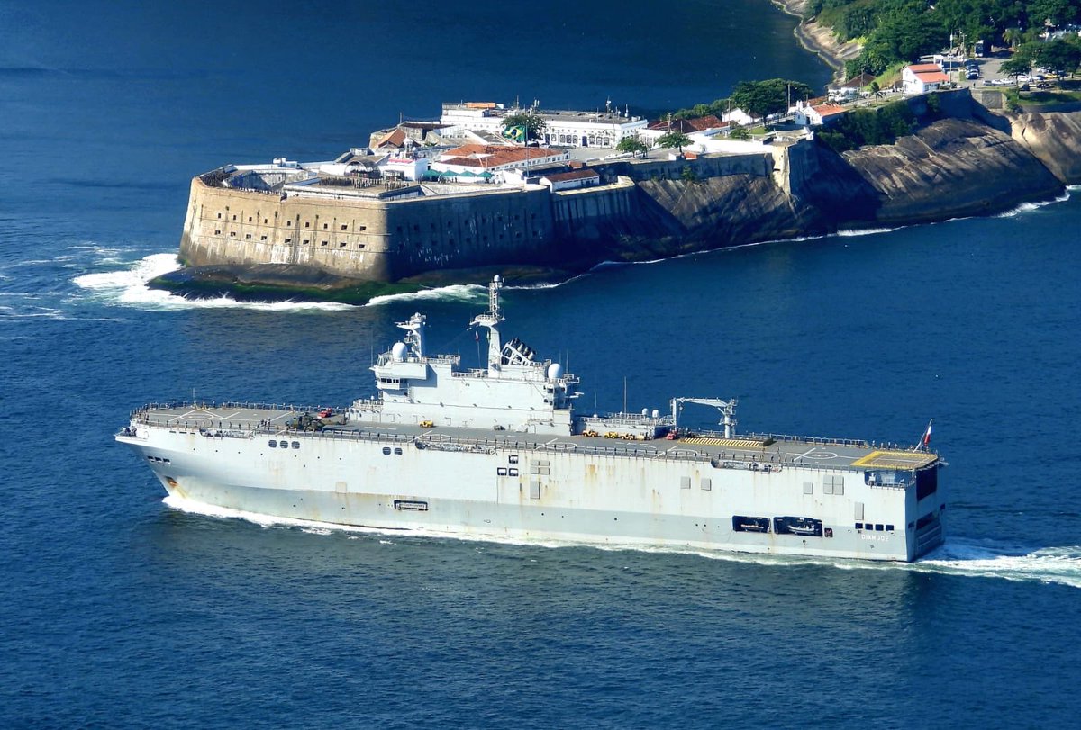 FRDefenseBRASIL's tweet photo. ⚓ A missão Jeanne d’Arc faz escala no Rio de Janeiro após 2 anos!

Com o porta-helicópteros anfíbio Dixmude, a fragata Aconit e o navio Jacques Stosskopf, a missão prevê exercícios com a @marmilbr, fortalecendo a interoperabilidade e a relação entre França e Brasil. 🇫🇷🇧🇷
#JDA26 https://t.co/9EApjGC358