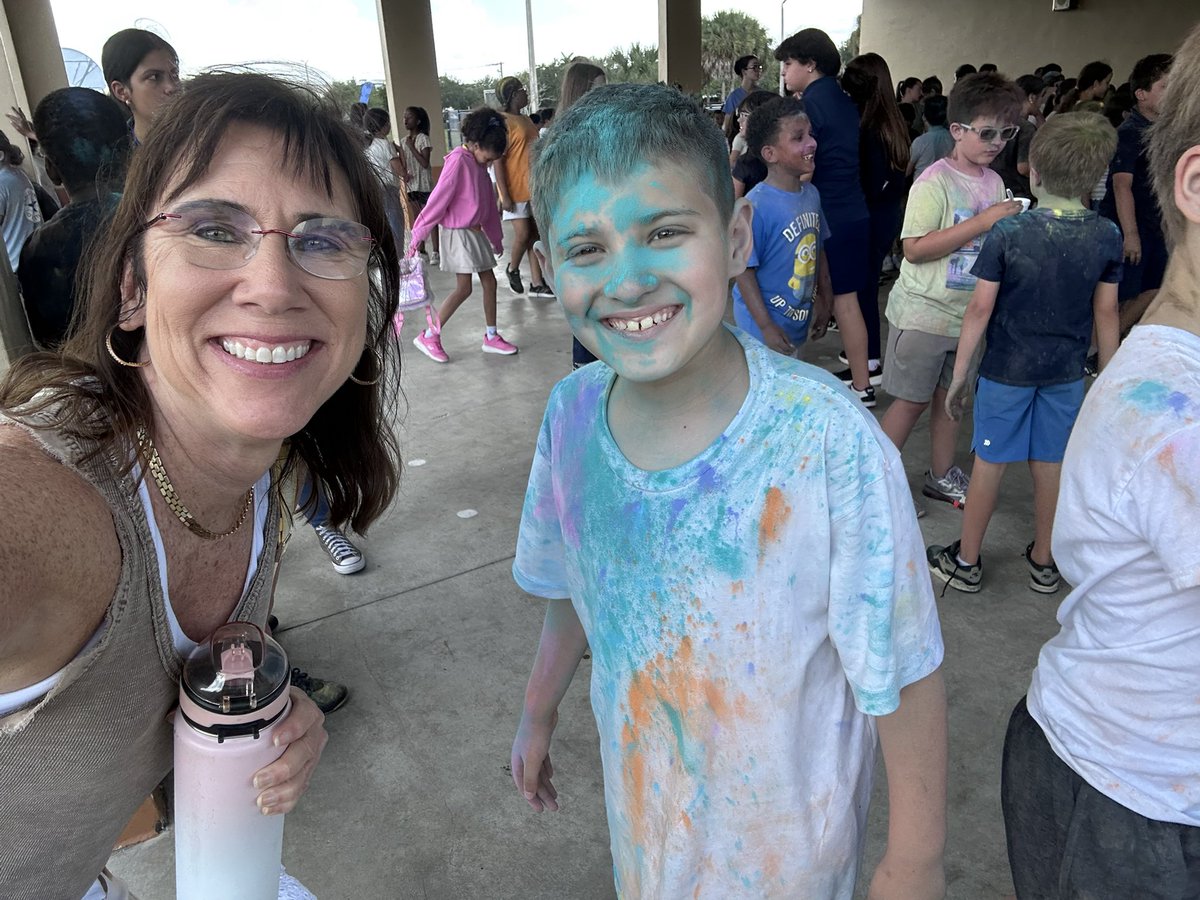 Teach2Survive's tweet image. @BGEC_MiaLks @BGECPTSA We sure know how to have fun at this school! Run Color Run! @MDCPS @MDCPSNorth #FunFriday #testprep