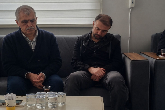 sevincozarslan8's tweet photo. Yusuf Tarık Gül'ün babası, KHK'lı polis Burak Gül'ün cenazeden sonra çekilen ilk fotoğrafı. 

Evlat acısı tarif edilemez biliyorum. Başın öne eğilmesin kardeşim.

Yusuf Tarık'ın hatırası hepimizin vicdanına emanet. 

👉https://t.co/T8yHCVR30Q

AskeriÖğrenciler Masumdur https://t.co/M6WGkFHkuv