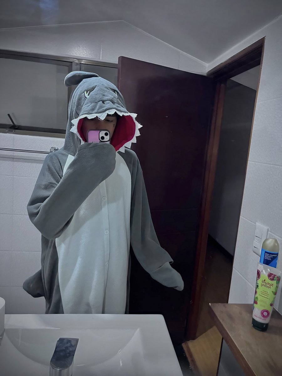 FluffyPionsu's tweet photo. Soy un tiburón xd #femboy https://t.co/OHEZuHPl5M