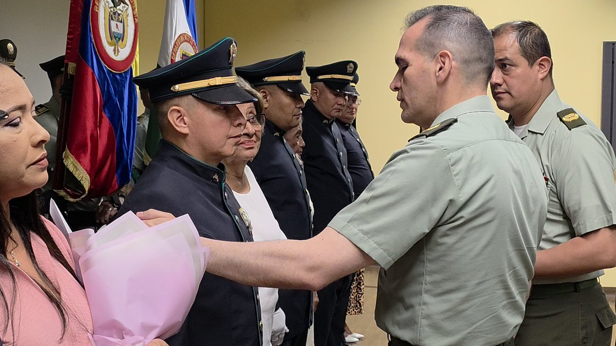 PoliciaDECOR's tweet photo. 👮🏽‍♂️Celebramos su ascenso, fruto del esfuerzo y la vocación de servicio.🚔

En ceremonia de ascenso, exaltamos a nuestros mandos del nivel ejecutivo, pilar fundamental en la labor policial. Su compromiso, liderazgo y entrega fortalecen la seguridad y la convivencia en nuestras comunidades.

Felicitamos este importante logro y reconocemos su dedicación, reafirmando nuestro compromiso institucional por la protección y el bienestar de todos. 👮‍♂️🇨🇴