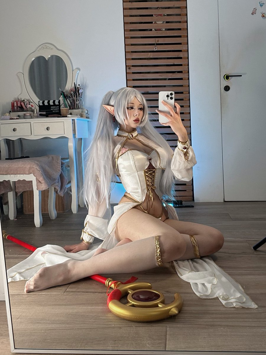 Annarainwe's tweet image. I fell in love with this cosplay 💖🌸
#cosplay #cosplayer #frieren #elfcosplay
#ferncosplay