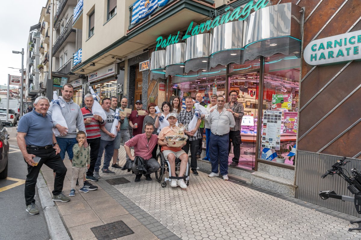 ostadarskt's tweet photo. 🚴🚴🚴Itzuliako sari-banaketa Larrañaga Harategian egin dugu 
👉https://t.co/ZNba54MmZM
Mila esker Larrañaga familiari eta @isaacfotografi3  beti egoteagatik 🤗
 #OstadarSKT #Itzulia #Porra #Saribanaketa #Txirrindularitza https://t.co/OWQy29lZZP
