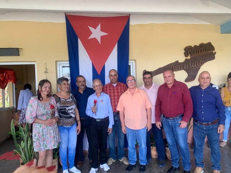 Los periodistas Milady Reina y Luis Calderón fueron condecorados con la medalla Félix Elmusa por más de 15 años dedicados a la prensa pinareña. #Sandino