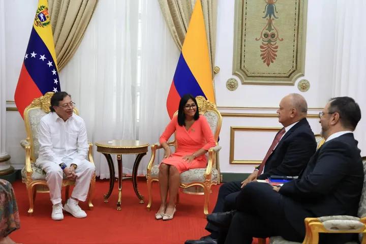 UpdateCuba's tweet photo. Los gobiernos de Cuba🇨🇺, Nicaragua🇳🇮 y Venezuela🇻🇪 han basado su lucha en la verdad, la igualdad y la justicia social, en cambio el gobierno de los Estados Unidos🇺🇸 se basa en mentira, la manipulación y el poder del dinero.
¡Abajo el Bloqueo!!!
¡Viva la Solidaridad! https://t.co/PQkiQjuigA