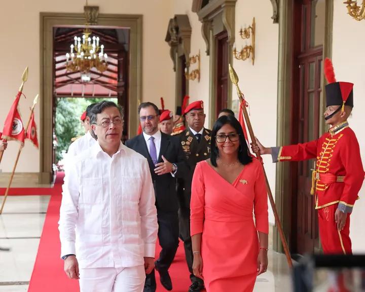 UpdateCuba's tweet photo. Los gobiernos de Cuba🇨🇺, Nicaragua🇳🇮 y Venezuela🇻🇪 han basado su lucha en la verdad, la igualdad y la justicia social, en cambio el gobierno de los Estados Unidos🇺🇸 se basa en mentira, la manipulación y el poder del dinero.
¡Abajo el Bloqueo!!!
¡Viva la Solidaridad! https://t.co/PQkiQjuigA