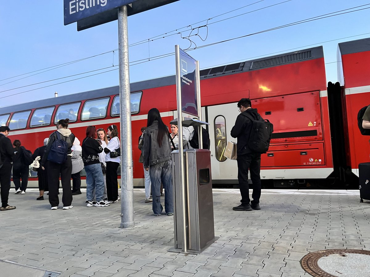 Montealberti's tweet photo. @DB_Presse You fk1n idts, honestly is unacceptable that you leave tenths of people without train and take no ACCOUNTABILITY First Mex16 Stuttgart-Geislingen, theeeen Rs5 stuttgart- Ulm!! and you just ask the people to step down or go back to Stuttgart?? fkng ACCOUNTABILITY!!! https://t.co/plGqvz6r7Q