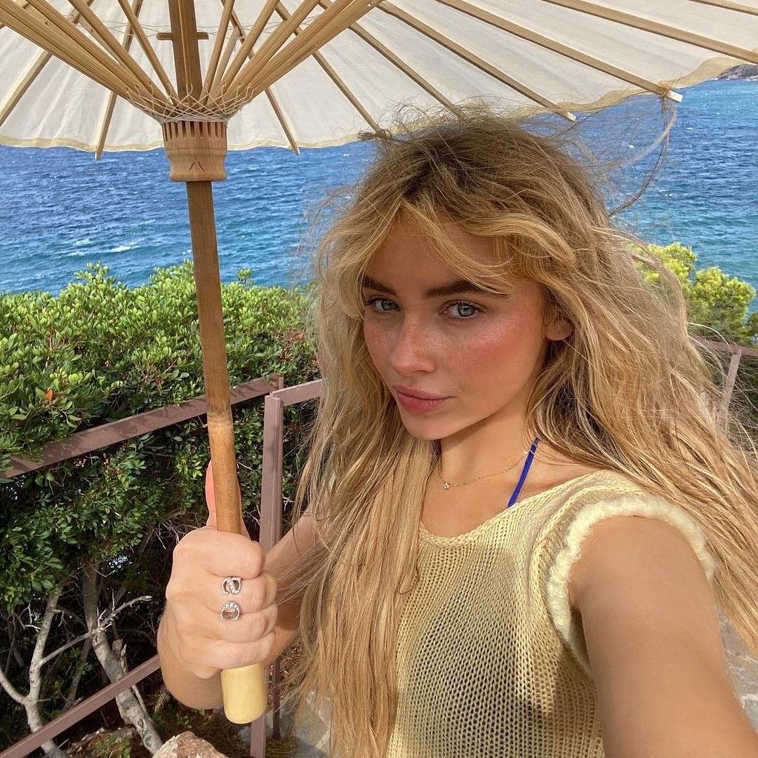 her natural beauty is surreal ♡