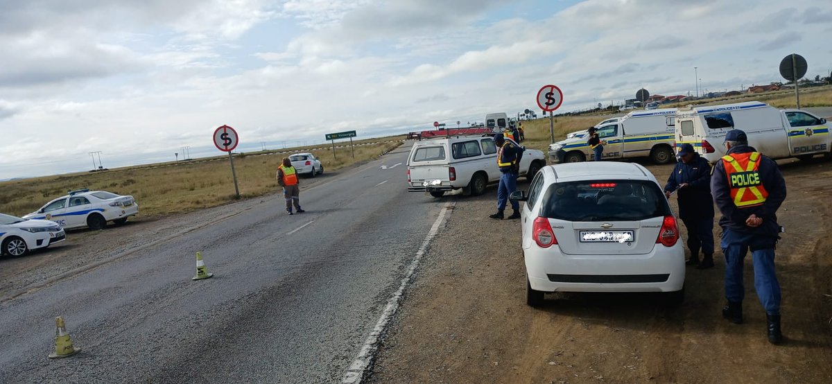 SAPoliceService's tweet image. #sapsFS The Fezile Dabi District members, in partnership with  Metsimaholo Traffic Services, conducted a Vehicle Check Point (VCP) at  the intersection of the R57 and R82 in Zamdela.

The  purpose of the VCP was to enhance #RoadSafety, enforce compliance with  traffic laws,