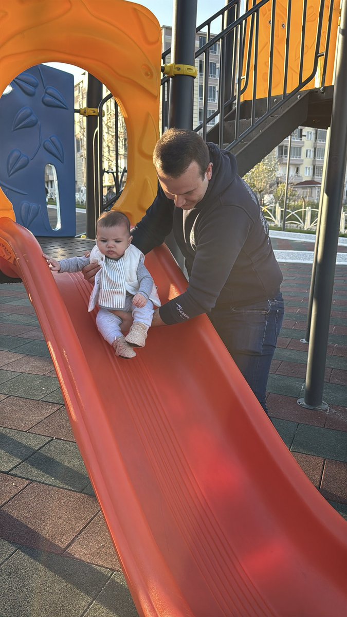 iremaydinay's tweet photo. İlk kez parka giden biri https://t.co/zkqgcICnlo