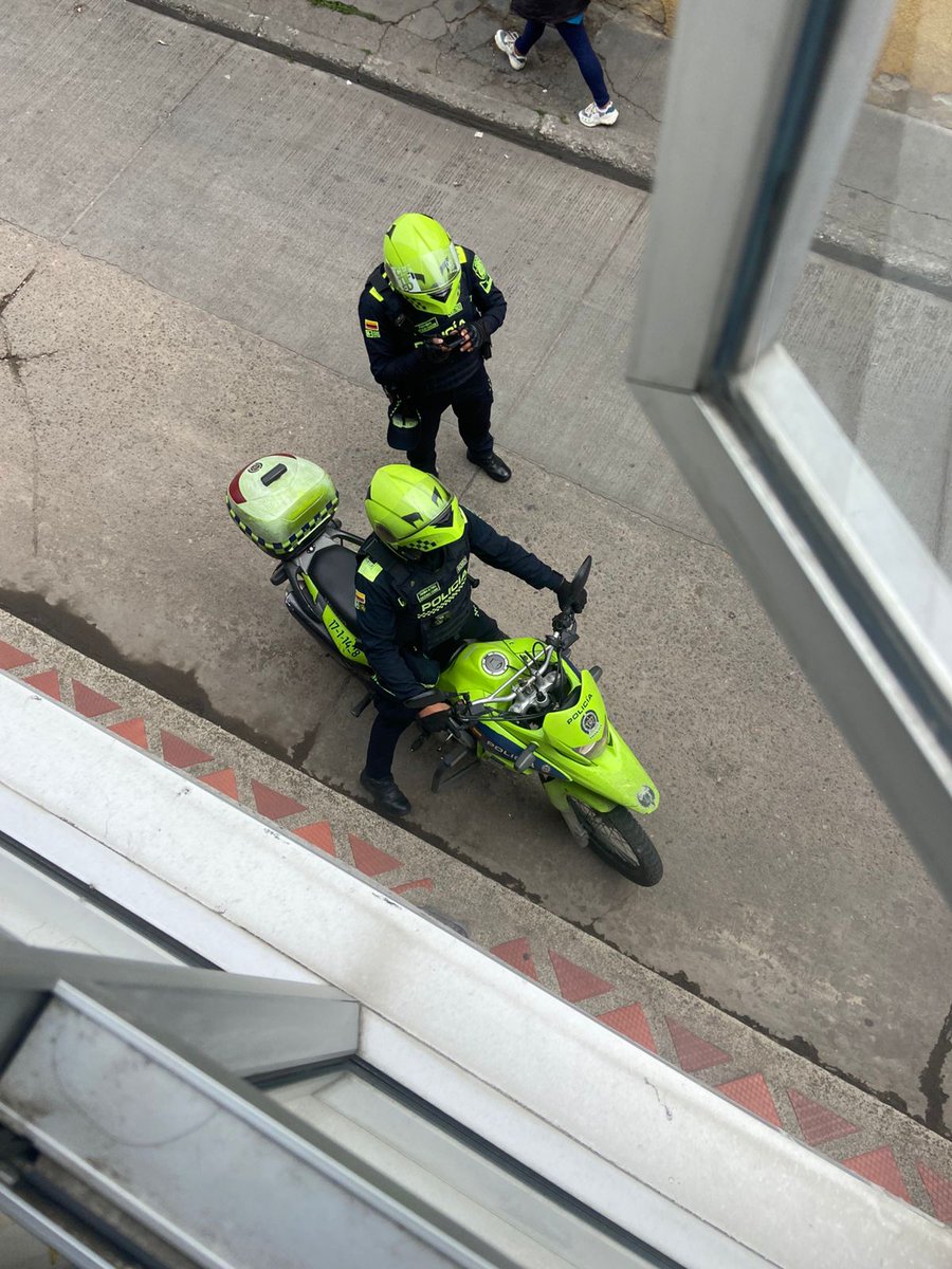 #BOGOTÁ. Atentos con estos que nos envían: "Buenos días, tener cuidado que en el barrio jackeline, localidad de Kennedy, hay unos policías motorizados diciendo que hay reporte de una pelea dentro de la vivienda y que los deben dejar ingresar. Me acabo de comunicar con el