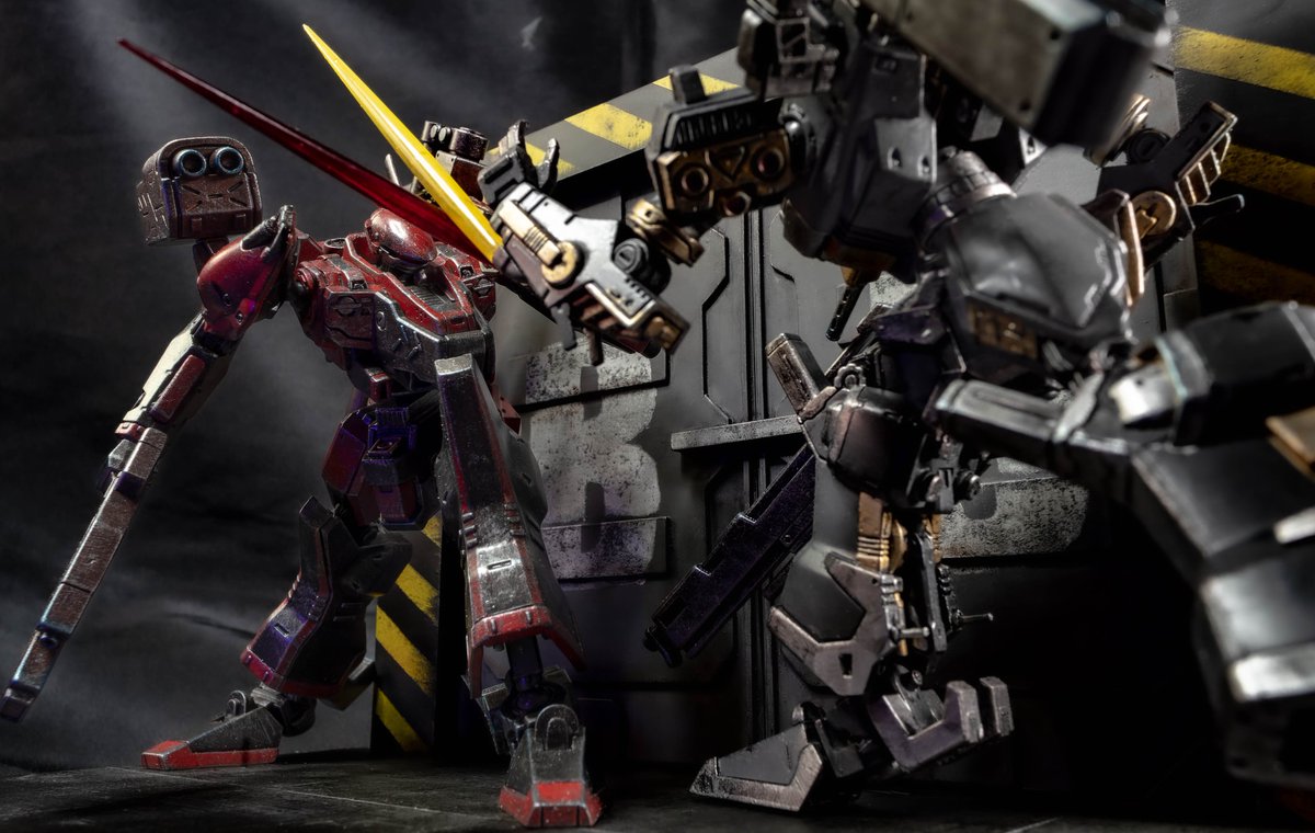 r0NDDGOwR4WN2ux's tweet image. 初代ACのOPをオマージュしたヴィネットが完成。
ぶつかり合う二機を配置しました。
扉が厄介だった。

#AC 
#アーマードコア 
#ARMOREDCORE 
#ストラクチャーアーツ 
#筆塗り 
#ヴィネット 
#ジオラマ 
#ANFANG 
#アンファング 
#NINEBALL 
#ナインボール