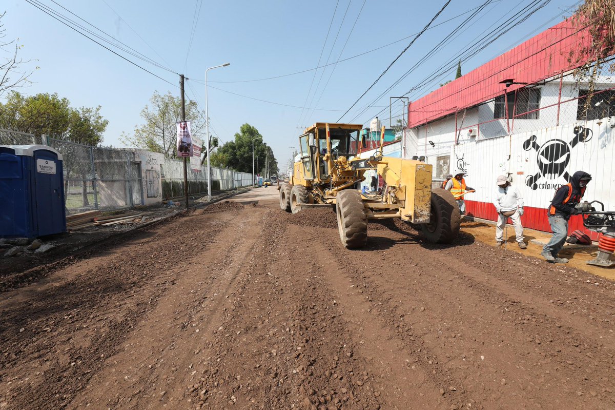 DavidAysa's tweet photo. Junto al presidente @pepechedrauimx, supervisamos el avance de la rehabilitación en la calle Ejido esquina con Avenida Cue Merlo.

Esta obra responde a una demanda ciudadana que por años solicitaron y refleja nuestro compromiso de transformar calles en espacios más seguros y dignos.

#LaCapitalImparable🪽
#BienYALaPrimera✅