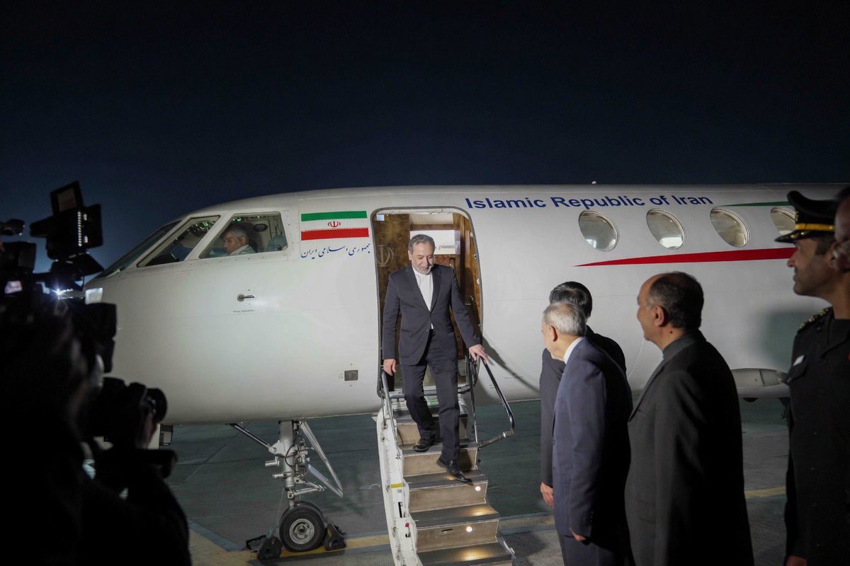 ZardSi's tweet photo. ⚡️🇮🇷 BREAKING

Iranian Foreign Minister Abbas Araghchi arrives in Pakistan on special visit for meetings. He was received by Field Marshal Asim Munir and Deputy Prime Minister Ishaq Dar.

Pakistan’s Ministry of Foreign Affairs has released official statement on his arrival. https://t.co/8vDe4OIQxr