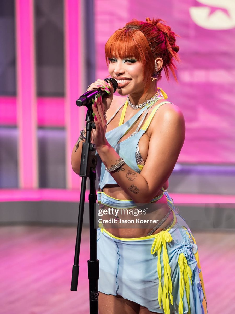 .@YeriMua estuvo cantando “BADDIE” para <a href="/SIRIUSXM/">SiriusXM</a>. 🩵🔥