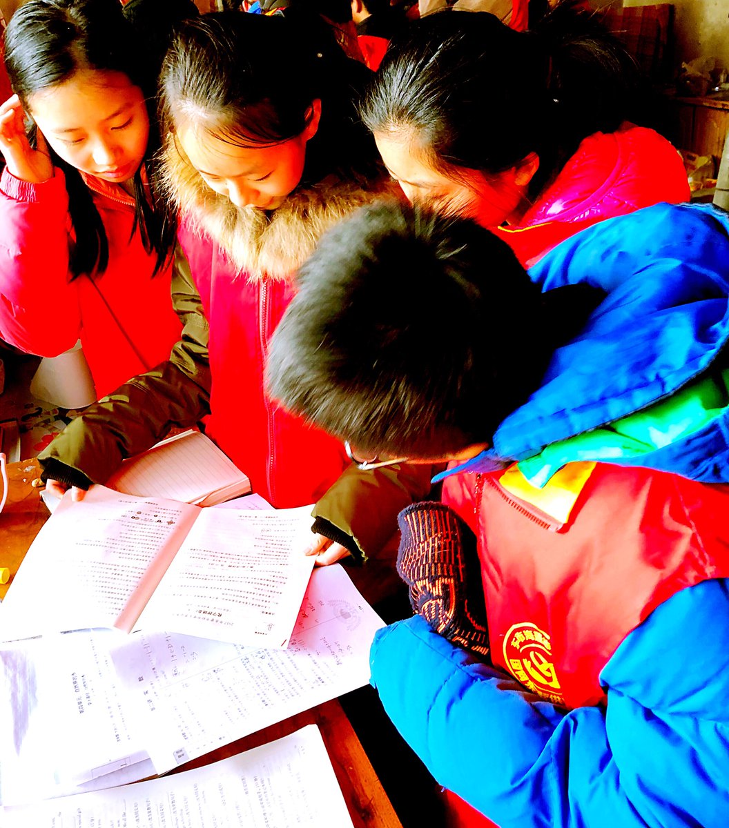 luiz_under's tweet image. Volunteered at a community food drive today! Packed 120 meals for local families in need—every meal is a little hope. Grateful to stand with this amazing team  #VolunteerLife #CommunityLove