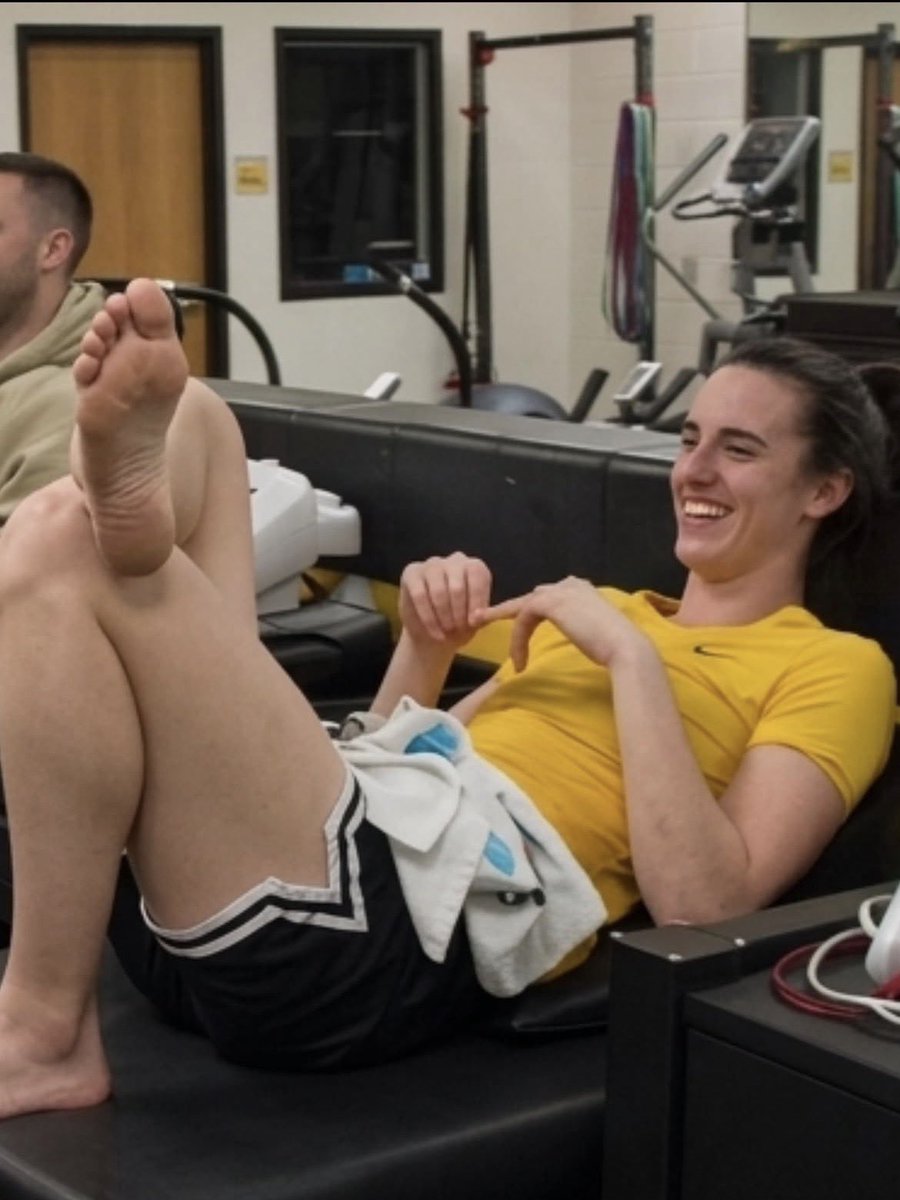 Celebrityhaze's tweet image. Call it what you want but Caitlin Clark is mogging EVERYBODY in basketball rn.