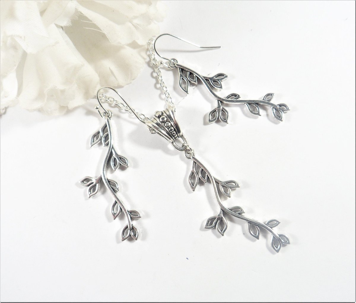 valroseshowers's tweet photo. Antique Silver Branch Jewelry Set: Nature Lover Earrings & Pendant https://t.co/ryKUCkMTuq #NewMexico #EtsySeller #EtsyShop #SantaFe #TreeBranch https://t.co/MCkMIxlSzL