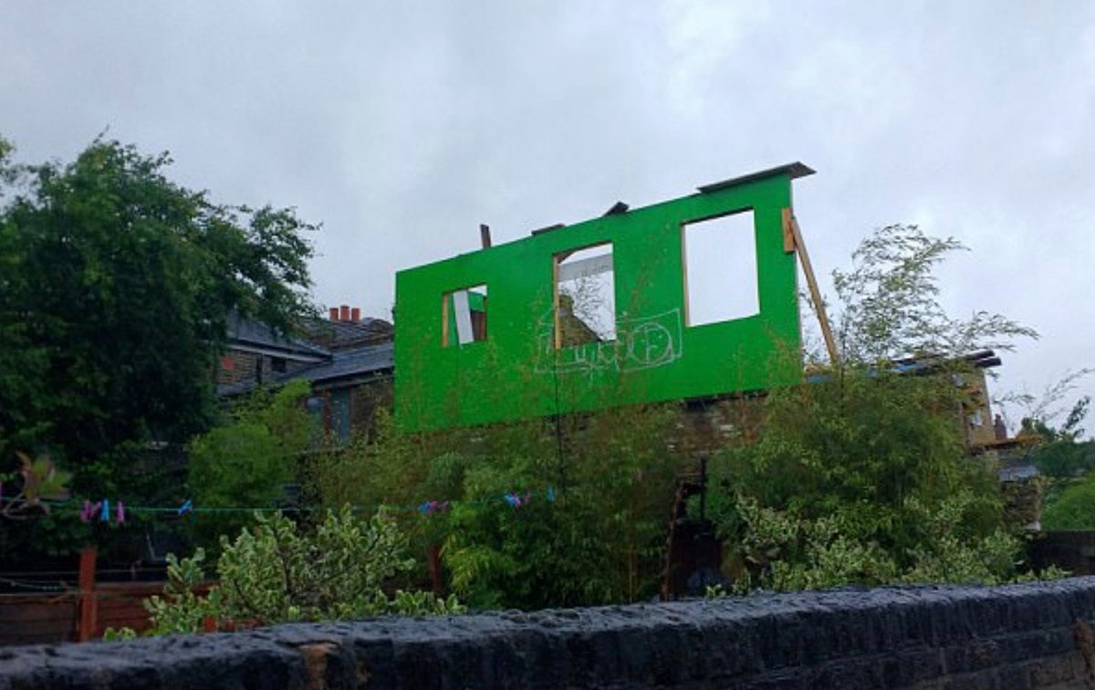 The Mirror tweet media