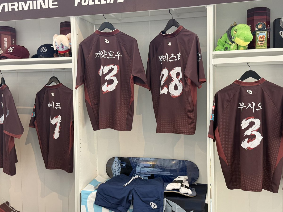 ParlonsLoL's tweet photo. Stand 2 : KC x Fulllife

Un shop @KarmineCorp x @Fulllife_fr avec des maillots en édition spéciale et des cartes à collectionner en édition ultra limitée.

Un passage obligé pour les fans de la Karmine Corp. https://t.co/OKFaSdfA8v