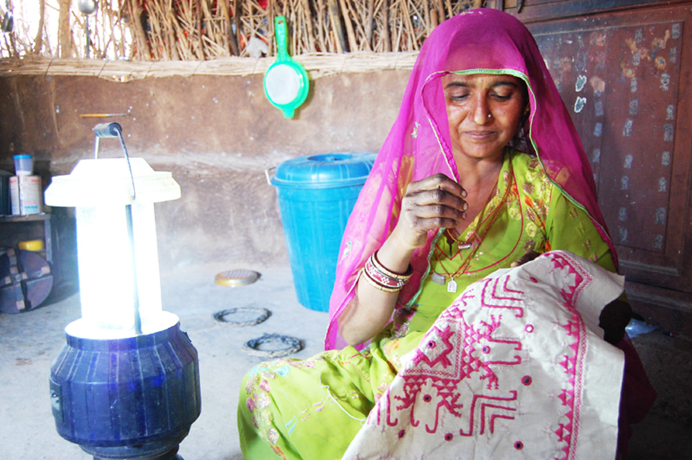 30stades's tweet image. Threads of tradition share stories in every stitch. Here are 5 traditional Indian embroideries, from Phulkari to Kashidakari, being beautifully revived by women entrepreneurs: 

30stades.com/art-culture/fi…
#embroidery #handmade #revival #craft