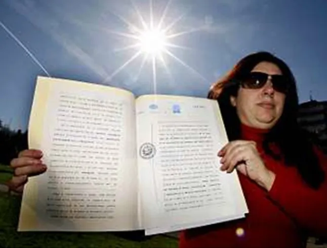 forallcurious's tweet image. 🚨: In 2010, Spanish woman María Ángeles Durán claimed ownership of the Sun by registering it at a local notary in Vigo, Spain, citing a loophole in the 1967 UN Outer Space Treaty which bans nations—but not individuals—from owning celestial bodies!