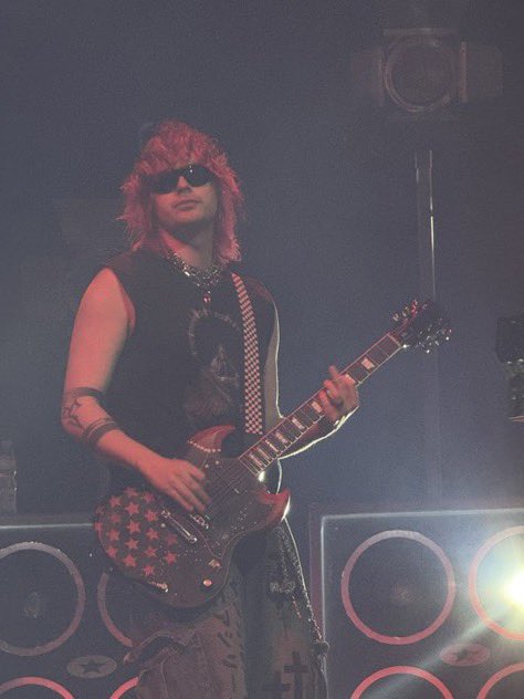 🚨 MICHAEL CLIFFORD STUNS IN A TANK TOP TONIGHT 

via <a href="/mgcemotions/">jago on tour ✰</a>