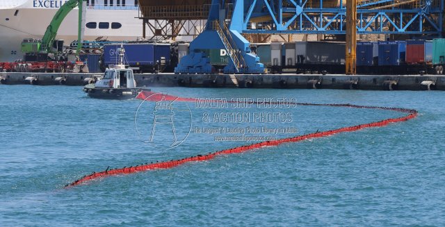 Shipguru's tweet image. #pilotboat #DELTA_I #towing #oilboom at #grandharbourmalta -19.04.2026 -  maltashipphotos.com - NO PHOTOS can be used or manipulated without our permission