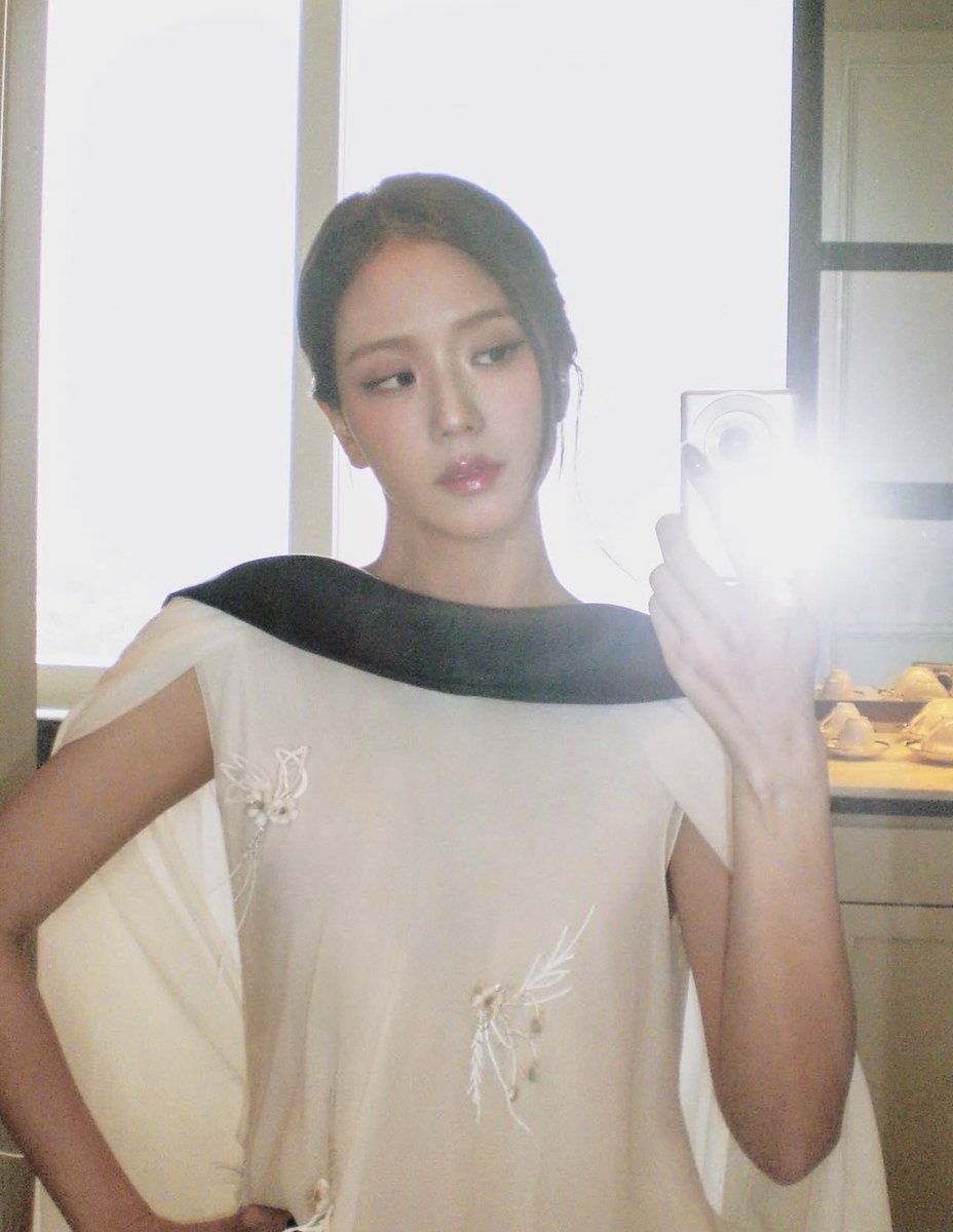 JISOO NEWS tweet media