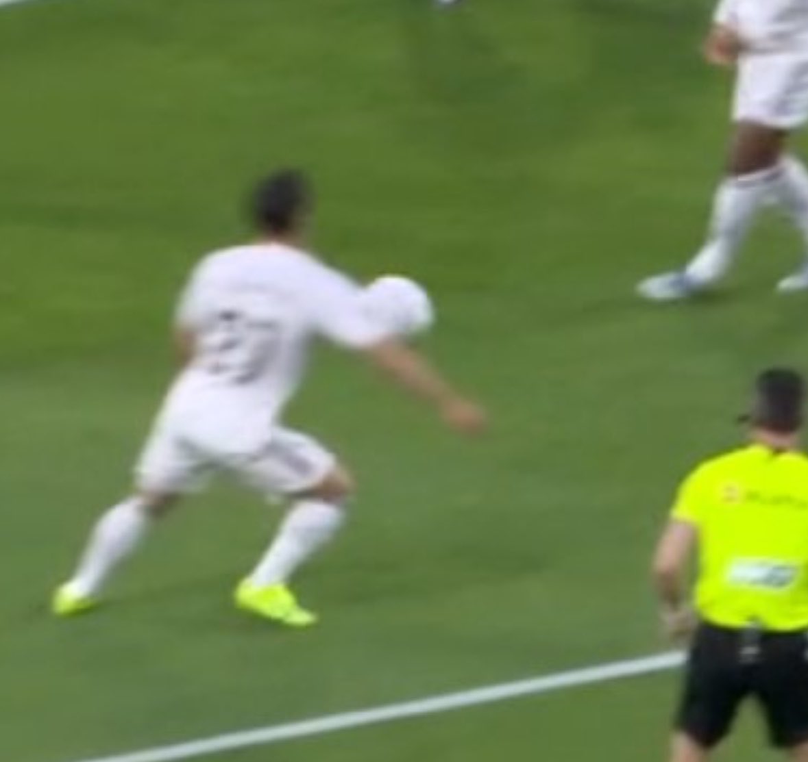 Primera jugada i passa això. Ni una repetició clara. I l’arbitre al davant. Hi ha por de que el Barça torni a guanyar una lliga?