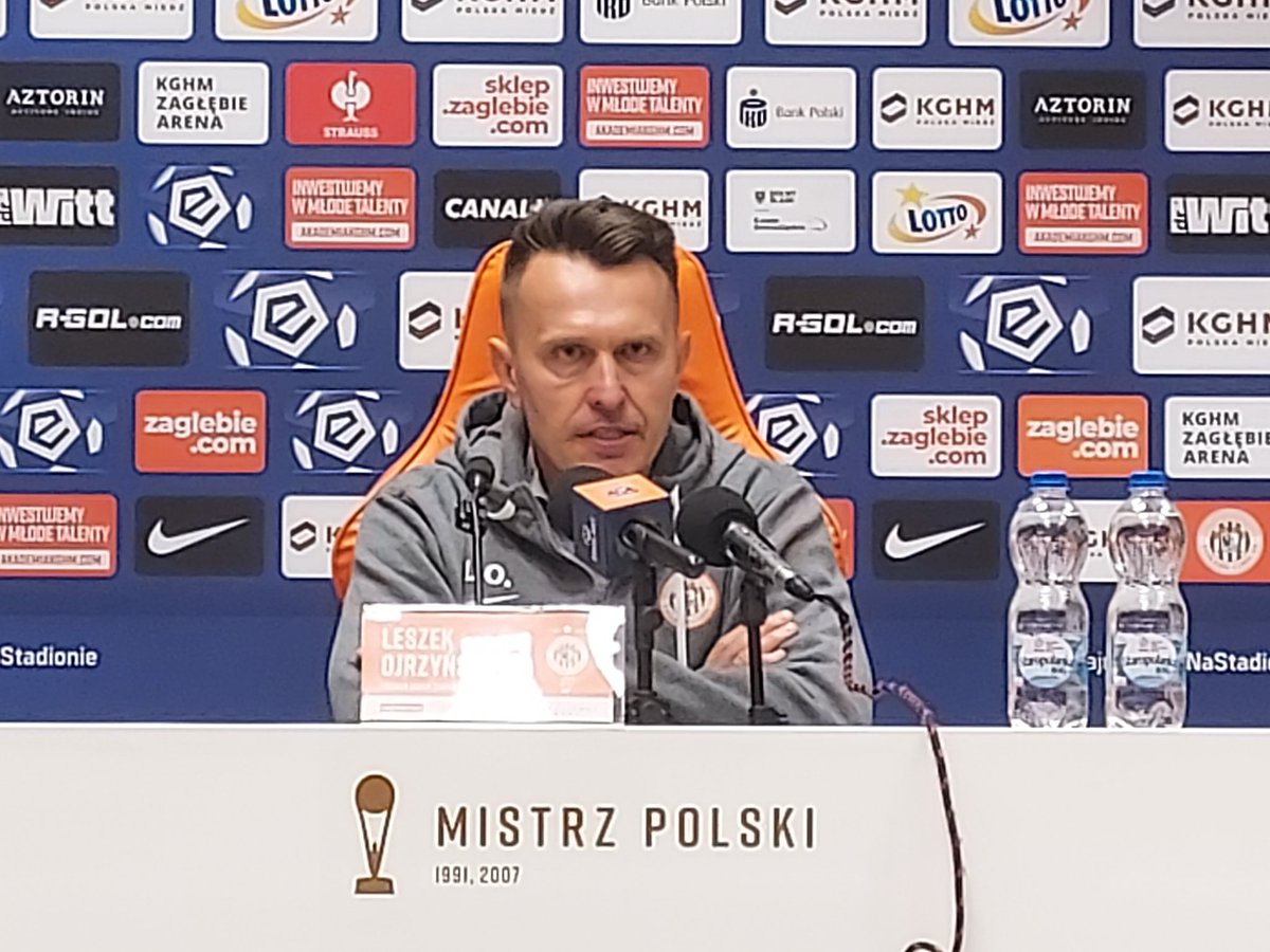Trener Leszek Ojrzyński: Trzeba zapomnieć o górnolotnych rzeczach mniej patrzeć w tabelę i skupić się tylko na najbliższym meczu. Zapunktować przeciwko Cracovii, bo kolejnej szansy może nie być. Wiemy, jak jest w życiu, trzeba brać to, co tu i teraz #ZAGBBT