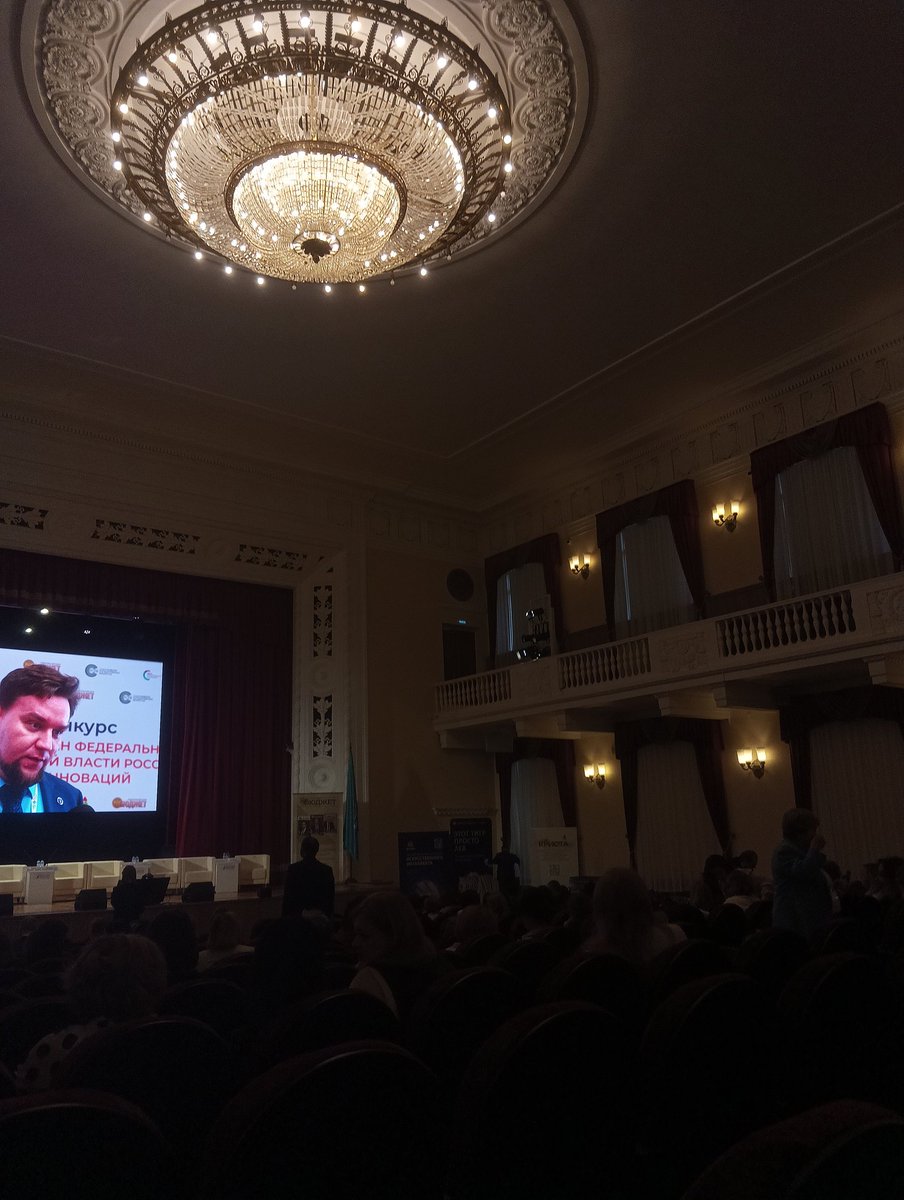 FactorOk's tweet photo. Chandelier in the assembly hall of the Financial University, Moscow, 2026 #LifeInRussia https://t.co/xFmGYLs18w