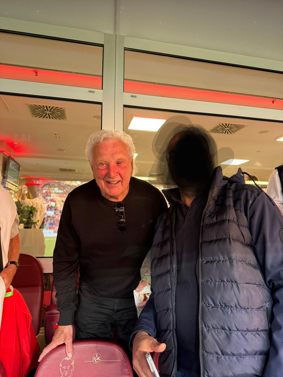 mahmutkacar's tweet photo. Arkadaş akşamki Kaiserslautern maçında senin için resim çektirdim dedi, sağolsun! #kalli https://t.co/KJRsb6AjjU