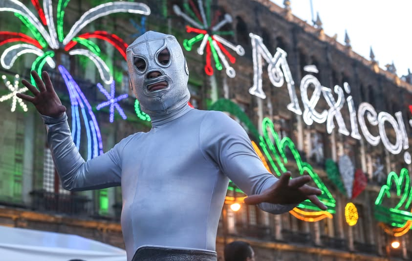 Centro_CDMX's tweet photo. 📷 "Luchador durante los festejos del Día del Niño en el Zócalo capitalino", Elizabeth Velázquez Ramírez, 26 de abril de 2005. 
Conoce esta y otras imágenes en el libro digital "Tenochtitlan a 700 años de su fundación. Memoria fotográfica": https://t.co/Zow0LnfBLn https://t.co/d6AgyBK8Wp