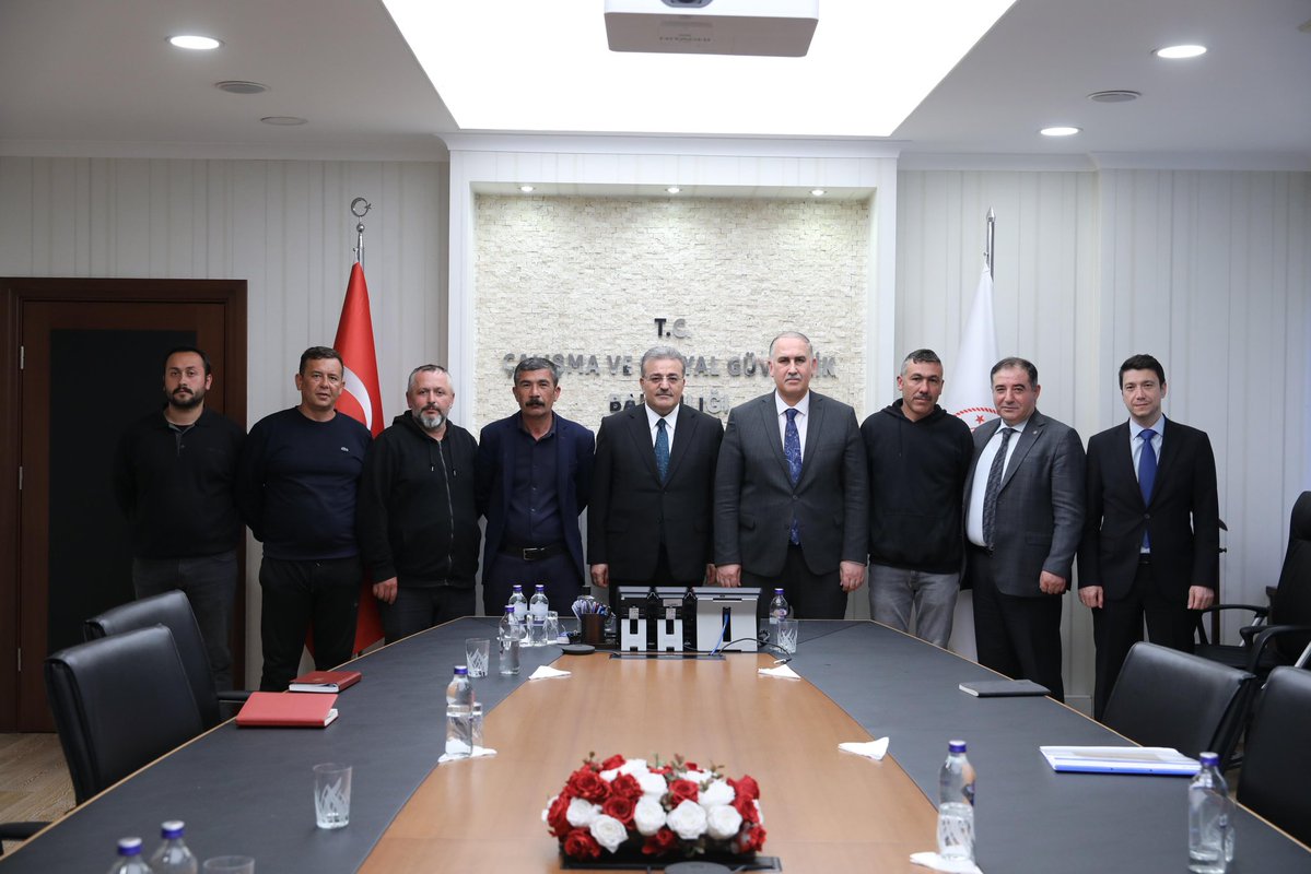 TÜM TALEPLERİMİZ İÇİN DİRENİŞE DEVAM EDİYORUZ!

Bugün Çalışma Bakan Yardımcısı Faruk Özçelik ve Çalışma Genel Müdürü Oğuz Tuncay ile davetleri üzerine bir görüşme gerçekleştirdik. Görüşmede tüm taleplerimizi ilettik:

- Aylarca ödenmeyen eksik ücretlerin tam olarak yatırılması
-