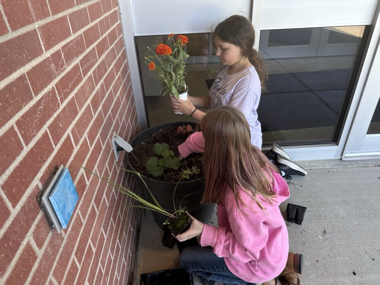 Freeman_Falcons's tweet photo. #EarthDayCleanUp🌎
#WeAreFreeman🐦 https://t.co/pID4W7wglM