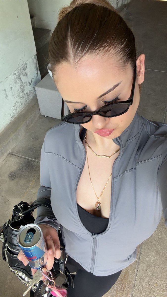 pay4lara's tweet photo. Ur favourite is back it‘s time to send😛

#findom #paypig #feet #sub #whalesub https://t.co/kWBav6Y6TD