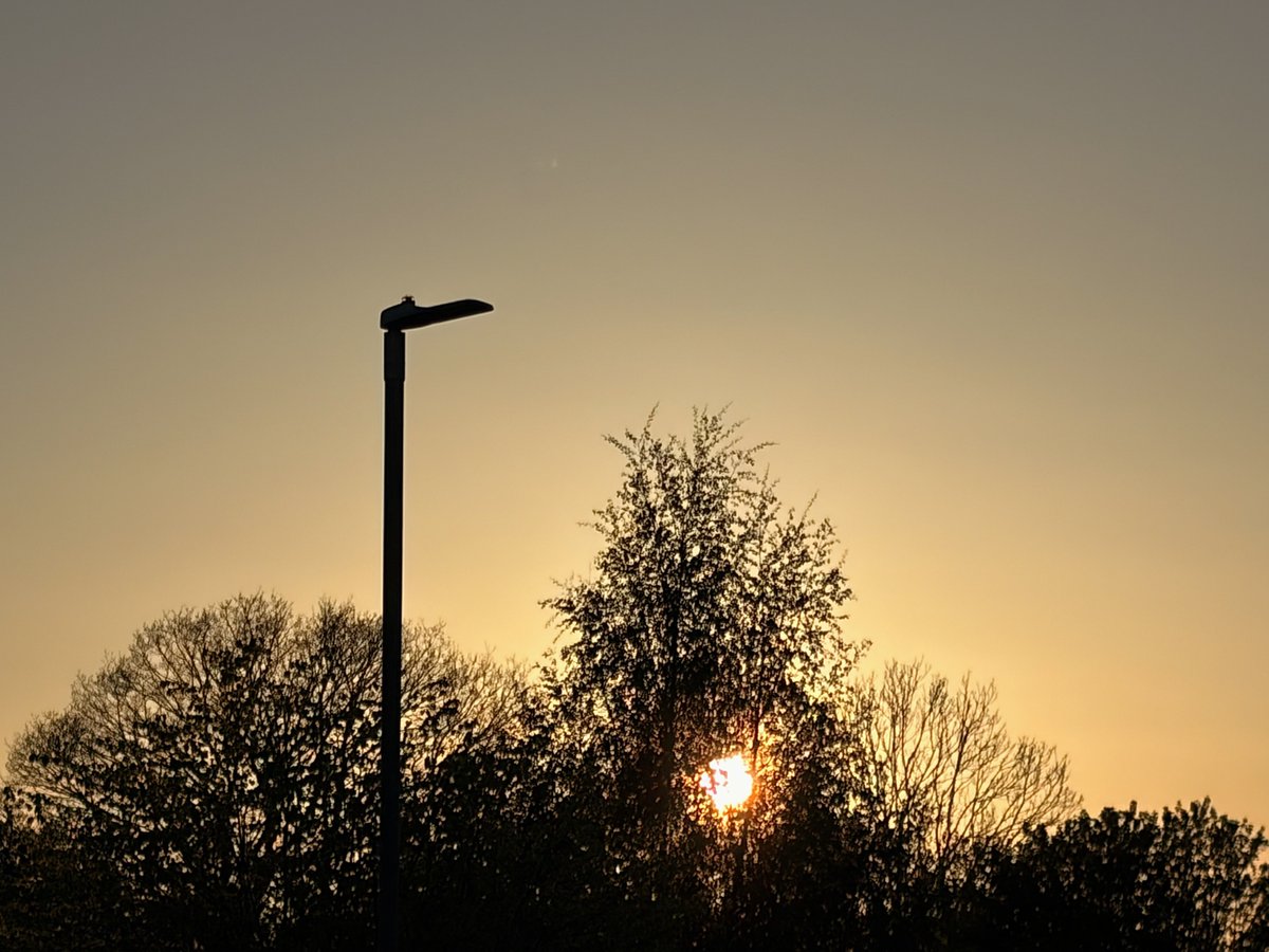 liam_lovell's tweet image. Gorgeous end to a beautiful day in Carlisle ☀️🌅
Very dry air with low humidity this afternoon, and a large diurnal temperature range #loveukweather #cumbria