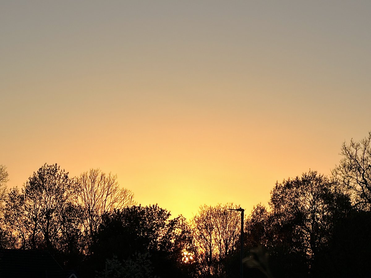 liam_lovell's tweet image. Gorgeous end to a beautiful day in Carlisle ☀️🌅
Very dry air with low humidity this afternoon, and a large diurnal temperature range #loveukweather #cumbria