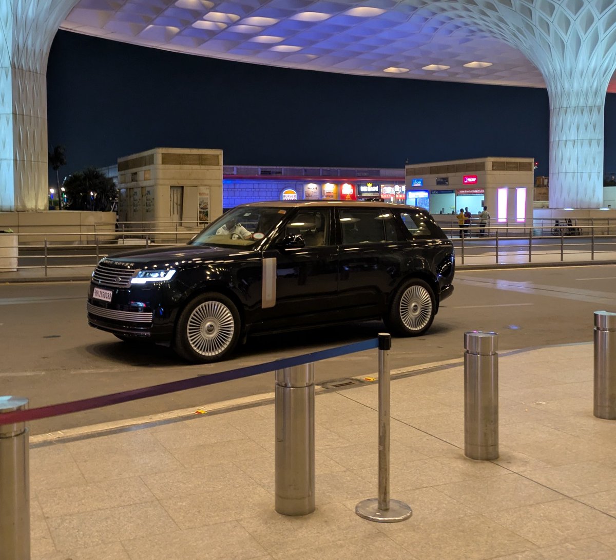 DealsDhamaka's tweet image. Love the emirates side of entrance in the Mumbai airport, always filled with luxury cars and some celebrities, 10 minutes from check-in to lounge for business class 

Saw a Bentley today and it looked stunning 😄 

#Travel