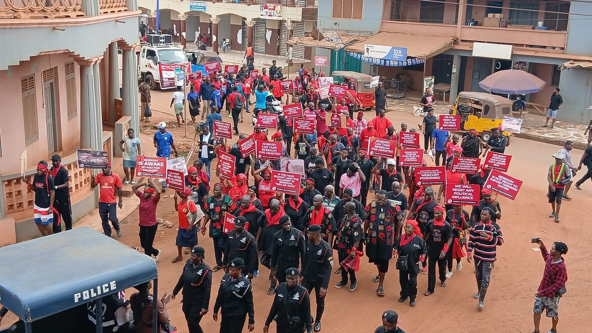 Residents of Berekum staged a protest against illegal mining activities in surrounding communities, urging authorities to take immediate action to halt the operations.

#AuntieDedei