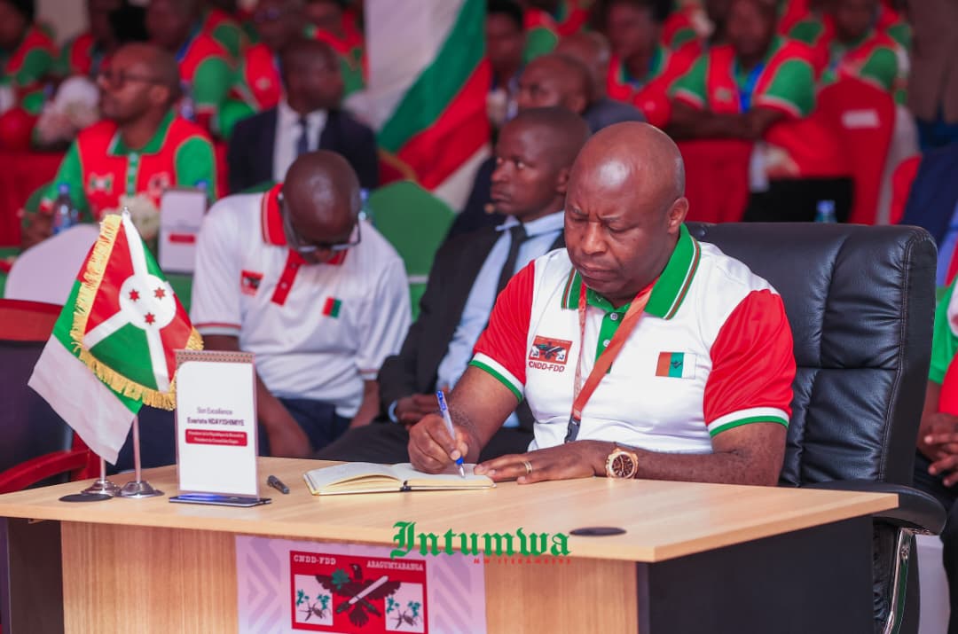 IJoelkhan's tweet photo. Umukuru w’igihugu c'Uburundi akongera akaba umukuru w’inama y’inararibonye mumugambwe @CnddFdd @GeneralNeva  asaba  Abarundi gushira umutima hamwe ,ngo igihugu bakigire ic'amata n'Ubuki.
#Vision2040_2060 https://t.co/Pa4WalGbLQ