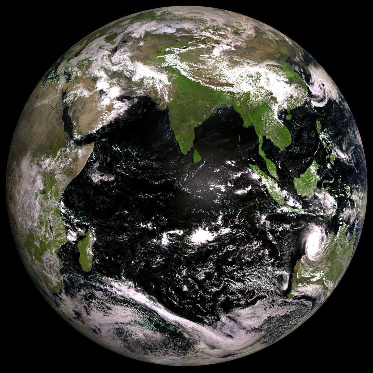 MapologyWorld's tweet image. Russian satellite ने Earth की ये खूबसूरत फोटो ली है! 🔥🌍
India पूरी तरह हरा-भरा दिख रहा है।
साइड में cyclone का सफेद घुमाव (swirl) भी साफ दिख रहा है।
आपको ये फोटो कैसी लगी?

#EarthFromSpace #geography #MapologyWorld