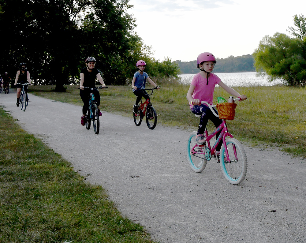 JacksonCountyMO's tweet photo. Today is Celebrate Trails Day! Visit https://t.co/WMU0o5tdQI to find a nearby trail to celebrate and don’t forget to tag us and Jackson County Parks + Rec in your trail photos! https://t.co/1YPbSYFi0s